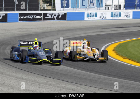 Milwaukee, Wisconsin, USA. 15. Juni 2013. IndyCar-Runde 9, Milwaukee, Indyfest Milwaukee, WI, USA, 14.-15. Juni 2013, JOSEF NEWGARDEN, Sarah Fisher Hartman Racing, RYAN HUNTER REAY, Andretti Autosport Kredit: Kredit: Ron Bijlsma/ZUMAPRESS.com/Alamy Live-Nachrichten Stockfoto