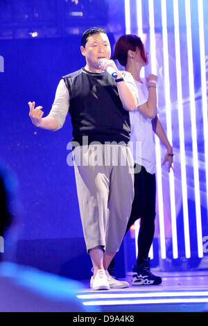 Toronto, Kanada. 15. Juni 2013. 2013 MMVA sound-Check und Probe von der Straße auf die viel Musik HQ auf der Queen Street in Toronto gesehen. Im Bild rehears PSY Lied Gangnam Style, Co-Moderator und führt am Sonntagabend. Bildnachweis: EXImagesAlamy Live-Nachrichten Stockfoto