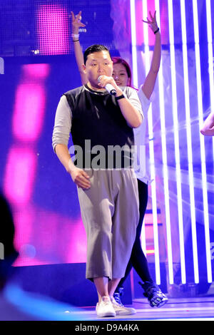 Toronto, Kanada. 15. Juni 2013. 2013 MMVA sound-Check und Probe von der Straße auf die viel Musik HQ auf der Queen Street in Toronto gesehen. Im Bild rehears PSY Lied Gangnam Style, Co-Moderator und führt am Sonntagabend. Bildnachweis: EXImagesAlamy Live-Nachrichten Stockfoto