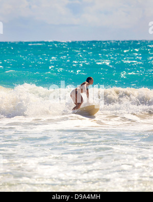 Blondes Mädchen im Bikini Surfen die Wellen auf hawaii Stockfoto