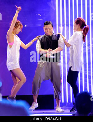 Toronto, Kanada. 15. Juni 2013. 2013 MMVA sound-Check und Probe von der Straße auf die viel Musik HQ auf der Queen Street in Toronto gesehen. Im Bild rehears PSY Lied Gangnam Style, Co-Moderator und führt am Sonntagabend. Bildnachweis: EXImagesAlamy Live-Nachrichten Stockfoto