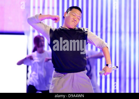 Toronto, Kanada. 15. Juni 2013. 2013 MMVA sound-Check und Probe von der Straße auf die viel Musik HQ auf der Queen Street in Toronto gesehen. Im Bild rehears PSY Lied Gangnam Style, Co-Moderator und führt am Sonntagabend. Bildnachweis: EXImagesAlamy Live-Nachrichten Stockfoto
