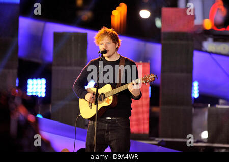 Toronto, Kanada. 15. Juni 2013. 2013 MMVA sound-Check und Probe von der Straße auf die viel Musik HQ auf der Queen Street in Toronto gesehen. Im Bild, Ed Sheeran. Bildnachweis: EXImages/Alamy Live-Nachrichten Stockfoto