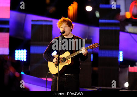 Toronto, Kanada. 15. Juni 2013. 2013 MMVA sound-Check und Probe von der Straße auf die viel Musik HQ auf der Queen Street in Toronto gesehen. Im Bild, Ed Sheeran. Bildnachweis: EXImages/Alamy Live-Nachrichten Stockfoto