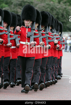 Trooping die Farbe. London, UK. 15. Juni 2013. Scots Guards an Trooping die Farbe 2013 auf der Mall vor Buckingham Palace. Bild: Paul Marriott Fotografie/Alamy Live-Nachrichten Stockfoto