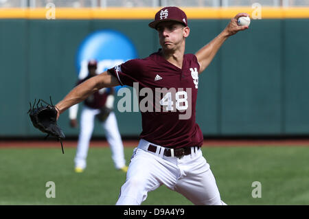 Omaha, Nebraska, Vereinigte Staaten von Amerika. 15. Juni 2013. 15. Juni 2013: Entlastung Krug Ross Mitchell #48 der Mississippi State University in Aktion während Spiel 1 von der 2013 Männer College World Series zwischen Mississippi State Bulldogs und Oregon State Beavers im TD Ameritrade Park in Omaha, NE. Mississippi State besiegt Oregon State 5-4.Michael Spomer/Cal Sport Media Credit: Csm/Alamy Live-Nachrichten Stockfoto