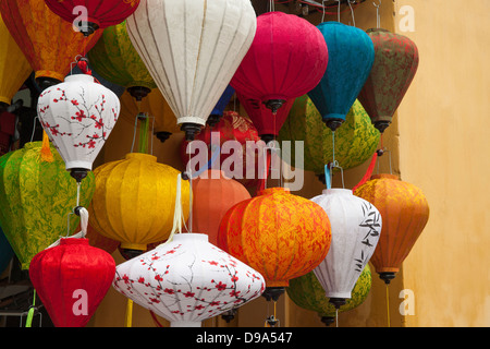 Seide Laternen auf dem Display in einem Geschäft in Hoi An, Quang Nam Provinz, Vietnam, Südostasien, Indochina Stockfoto