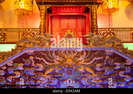 Beleuchtete Bühne im Royal Theatre in der Forbidden Purple City, Zitadelle, Hue, Vietnam, Südostasien Stockfoto