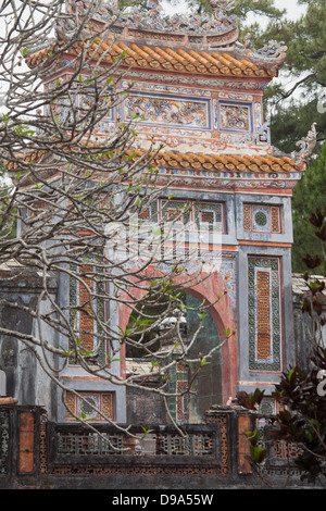 Gewölbt, reich verzierte Tor der Hoa Khiem Tempel am Grab des Tu Duc außerhalb Hue, Vietnam, Südostasien, Indochina Stockfoto