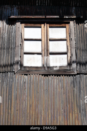 Alte Vintage Fenster und rostigen gewellte Wand Stockfoto