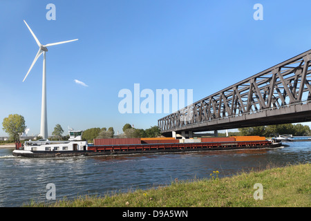 Kahn, den Transport von Containern Segeln aus Antwerpen Hafen der Welt in die Niederlande Stockfoto