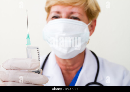 Leitende Ärztin Holding Spritze Stockfoto