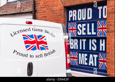 Zeichen und van außerhalb P & S Metzger sagt stolz zu verkaufen britisches Fleisch in Holt, Norfolk, England, Großbritannien, Uk Stockfoto