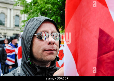 Belfast, UK. 15. Juni 2013. Flagge Protest fällt mit Anti-G8-Protesten in Belfast. Ein Demonstrant Protest gegen die Abschaffung der Anschluß-Markierungsfahne von Belfast City Hall. Bildnachweis: Stephen Barnes/Alamy Live-Nachrichten Stockfoto