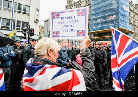 Belfast, UK. 15. Juni 2013. Flagge Protest fällt mit Anti-G8-Protesten in Belfast. Ein weiblicher Demonstrant hält einen Banner sagen "Meine Identität und meine Kultur Respekt" vor Dutzenden von Polizisten Credit: Stephen Barnes/Alamy Live News Stockfoto