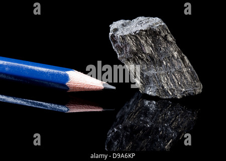 Rohes Stück Carbon Rock Mineral in Form von Graphit, eine Allotrope Kohlenstoff, bekannt für seine Verwendung in Bleistiften Stockfoto