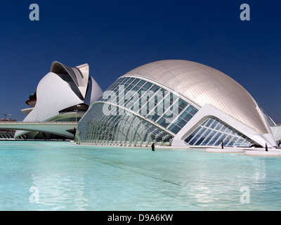 Valencias Ciudad de Las Artes y Las Ciencias, Spanien - das Hemisferic und Palau de Les Arts Stockfoto