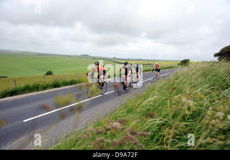 Brighton UK kommen 16. Juni 2013 - frühen Radfahrer in der British Heart Foundation London nach Brighton Radtour wie sie der letzten Steigung entlang Ditchling Straße am Rande der Stadt beenden Stockfoto