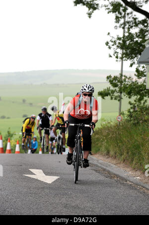 Brighton UK 16. Juni 2013 - der letzten Steigung für diese Radfahrer in der British Heart Foundation London, Brighton Radtour am Rande der Stadt Stockfoto