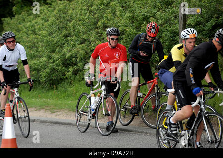 Brighton UK kommen 16. Juni 2013 - frühen Radfahrer in der British Heart Foundation London nach Brighton Radtour sie nach Abschluss der letzten Steigung entlang Ditchling Straße am Rande der Stadt Foto von Simon Dack/Alamy Live News Stockfoto