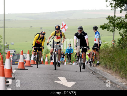 Brighton UK kommen 16. Juni 2013 - frühen Radfahrer in der British Heart Foundation London nach Brighton Radtour wie dem Schlussanstieg am Rande der Stadt zu beenden Stockfoto