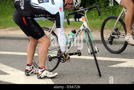 Brighton UK Reparaturen 16. Juni 2013 - Running für diese Radfahrer in die britische Herz-Stiftung von London nach Brighton Radtour wie sie den letzten Anstieg am Rande der Stadt beenden Stockfoto