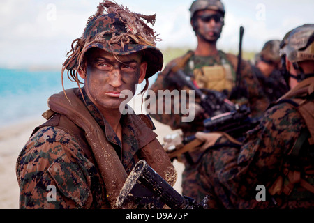 Eine US-Marine Scout Schwimmer Kommando sorgt für Sicherheit während einer amphibischen RAID-Übung 8. Juni 2013 in Okinawa, Japan. Stockfoto