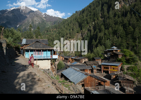 Die malerische Gaddi, die Stammes-Dorf Kugti schmiegt sich in die oberen erreicht das Budhil-Tal In Himachal Pradesh, Indien Stockfoto