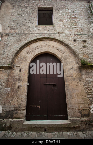 Der Eingang des Waisenhauses des heiligen Carlo in Erice auf Sizilien. Stockfoto