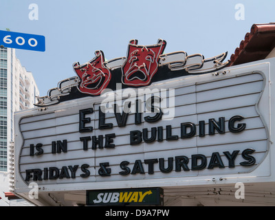 LAS VEGAS.NEVADA, USA - O3. JUNI 2013: Schild auf dem El Cortez Hotel in Downtown Las Vegas mit dem Hinweis, dass sich Elvis (Imitator) im Gebäude befindet Stockfoto