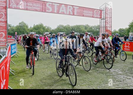 Clapham Common, London UK. 16. Juni 2013. Radfahrer inszenierten Anfang der britischen Herz Foundation London to Brighton Bike Ride. Veranstalter erwarten mehr als 28.000 Radfahrer zur Teilnahme an der Flaggschiff-Spendenaktion. Bildnachweis: Tom Corban/Alamy Live-Nachrichten Stockfoto