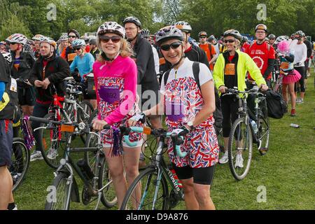 Clapham Common, London UK. 16. Juni 2013. Radfahrer Line-up inszenierten Beginn der britischen Herz Foundation London to Brighton Bike Ride. Veranstalter erwarten mehr als 28.000 Radfahrer zur Teilnahme an der Flaggschiff-Spendenaktion. Bildnachweis: Tom Corban/Alamy Live-Nachrichten Stockfoto