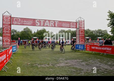 Clapham Common, London UK. 16. Juni 2013. Radfahrer inszenierten Anfang der britischen Herz Foundation London to Brighton Bike Ride. Veranstalter erwarten mehr als 28.000 Radfahrer zur Teilnahme an der Flaggschiff-Spendenaktion. Bildnachweis: Tom Corban/Alamy Live-Nachrichten Stockfoto