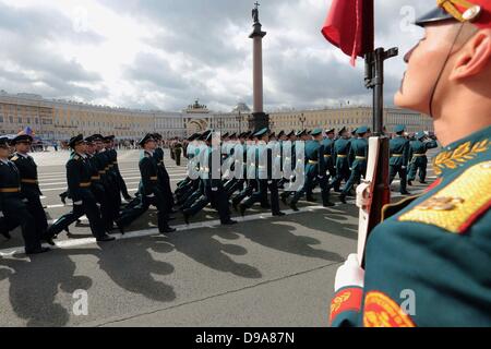 St Petersburg, Russland. 15. Juni 2013. Am Samstag auf dem Schlossplatz statt eine zeremonielle Freisetzung von mehr als 600 Kadetten der Military Academy of Logistics. Mehr als 600 Schüler und Kadetten der Militärakademie der Logistik, Military Institute (Maschinenbau), Military Institute (Eisenbahn Truppen Nachrichten) erhielten Diplome der höheren beruflichen Bildung und Schultergurte Leutnants. Bildnachweis: Andrey Pronin / ZUMAPRESS.com/Alamy Live News) Stockfoto