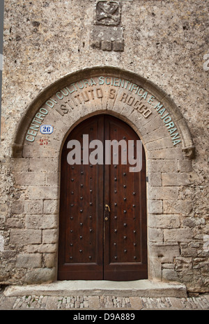 Eingang von der Institut S Rocco in Erice auf Sizilien. Stockfoto