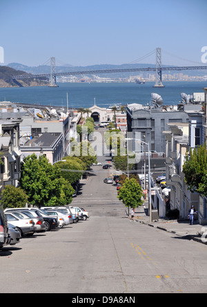 Blick auf die Oakland Bay Bridge blickte Vallejo St aus dem Telegraph Hill Viertel mit Pier 9 im Mittelgrund Stockfoto