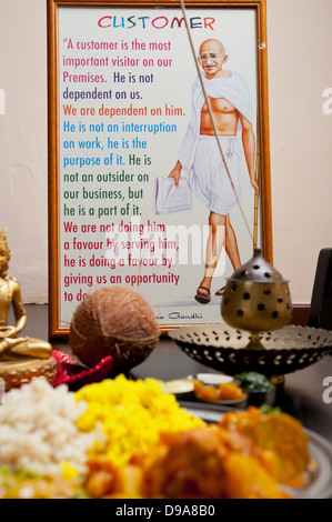 Mahatma Gandhi und eine Aussage über die Bedeutung des Kunden indischen ethnischen Lebensmitteln vegetarische Thali im Vordergrund Stockfoto
