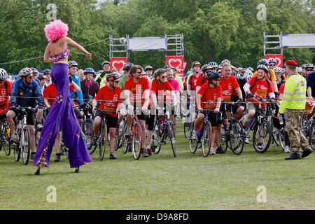 Clapham Common, London UK. 16. Juni 2013. Radfahrer inszenierten Anfang der britischen Herz Foundation London to Brighton Bike Ride. Veranstalter erwarten mehr als 28.000 Radfahrer zur Teilnahme an der Flaggschiff-Spendenaktion. Bildnachweis: Tom Corban/Alamy Live-Nachrichten Stockfoto