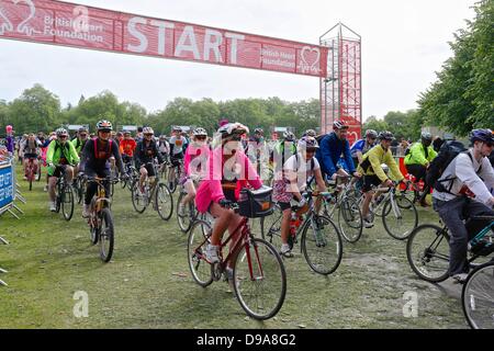 Clapham Common, London UK. 16. Juni 2013. Radfahrer inszenierten Anfang der British Heart Foundation Fahrt mit dem Fahrrad. Veranstalter erwarten mehr als 28.000 Radfahrer zur Teilnahme an der Flaggschiff-Spendenaktion. Bildnachweis: Tom Corban/Alamy Live-Nachrichten Stockfoto