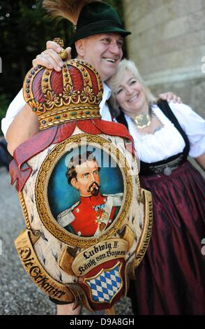 Berg am Starnberger See, Deutschland. 16. Juni 2013. Anhänger von Ludwig II. von Bayern besuchen eine Trauerfeier in Berg am Starnberger See, Deutschland, 16. Juni 2013. Die "Association Ludwig II - Your Loyals" feiert eine Trauerfeier jedes Jahr in Berg am Starnberger See, wo die bayerische Monarch am 13. Juni 1886 ertrunken. Foto: ANDREAS GEBERT/Dpa/Alamy Live-Nachrichten Stockfoto