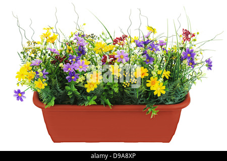 Zusammensetzung der künstlichen Gartenblumen in dekorativer Blumentopf isoliert auf weißem Hintergrund. Stockfoto