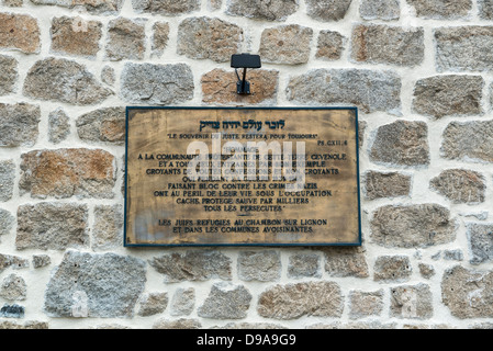 Die Gedenktafel. Das Museum in Le Chambon sur Lignon Le Chambo, Haute-Loire, Frankreich. Stockfoto