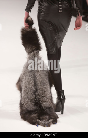 Models auf dem Laufsteg, University of Northampton, Graduate Fashion Week 2013 Stockfoto