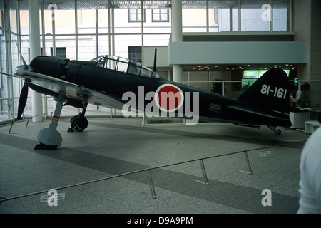 Ein Mitsubishi A6M Zero Flugzeug angezeigt im Yushukan Museum des Yasukuni-Schrein in Tokio, Japan. 2010 Stockfoto