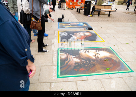 Menschen bewundern das Kunstwerk ein Streetart-Künstler in Peterborough, England Stockfoto