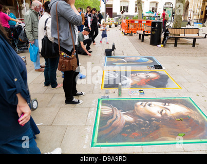 Menschen bewundern das Kunstwerk ein Streetart-Künstler in Peterborough, England Stockfoto