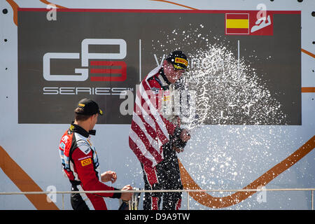 Renntag für Runde 2 der Baureihe 2013 GP3. 16. Juni 2013. Circuit Ricardo Tormo. Valencia, Spanien. #1 Conor Daly (USA) - ART Grand Prix - gewinnt Rennen 1 in Valencia auf den Gewinnern Podium Credit: Action Plus Sport/Alamy Live News Stockfoto