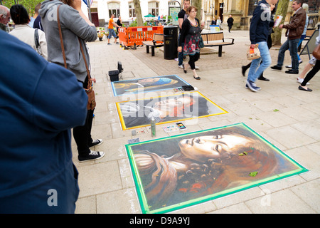 Menschen bewundern das Kunstwerk ein Streetart-Künstler in Peterborough, England Stockfoto