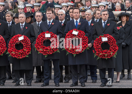 Englischer Premierminister und Mitglieder des Parlaments am Ehrenmal Parade, Whitehall, London am Remembrance Day Sonntag Stockfoto