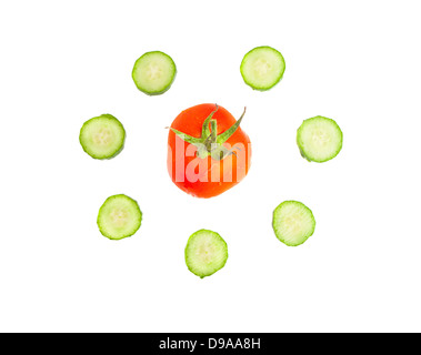 Rote Tomate umkreist mit Gurkenscheiben, isoliert auf weiss (Sweety rot und die sieben Zwerge) Stockfoto